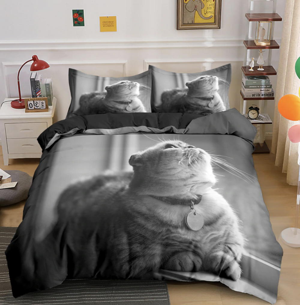 Parure de lit imprimée chat rêveur noir et blanc. Bonne qualité, confortable et à la mode sur un lit dans une maison