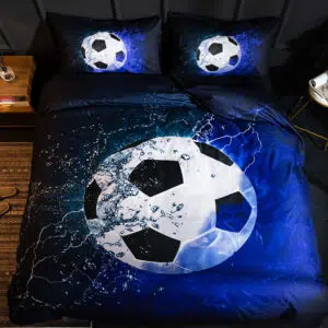 Parure de lit avec un ballon de foot. Bonne qualité, confortable et à la mode sur un lit dans une maison