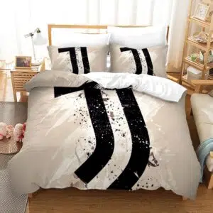Parure de lit club de football de la Juventus en noir et blanc. Bonne qualité, confortable et à la mode sur un lit dans une maison