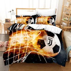 Parure de lit club de football Juventus ballon en feu.Bonne qualité, confortable et à la mode sur un lit dans une maison