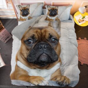 Parure de lit de bouledogue. Bonne qualité, confortable et à la mode sur un lit dans une maison