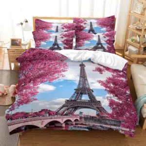 Parure de lit Paris tour Eiffel entre arbres roses. Bonne qualité, confortable et à la mode sur un lit dans une maison