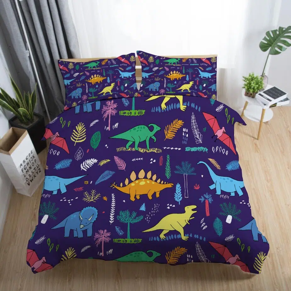 Parure de lit avec dessins de dinosaures. Bonne qualité, confortable et à la mode sur un lit dans une maison