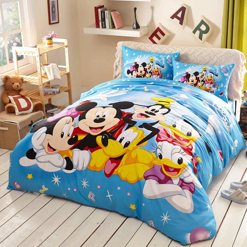 Parure de lit famille Mickey et Disney. Bonne qualité, confortable et à la mode sur un lit dans une maison