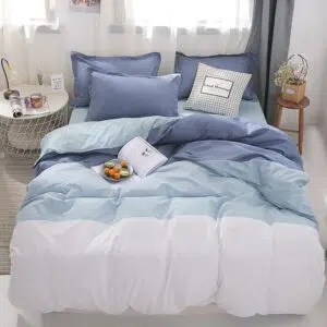 Parure de lit à rayures bleues et blanches. Bonne qualité, confortable et à la mode sur un lit dans une maison