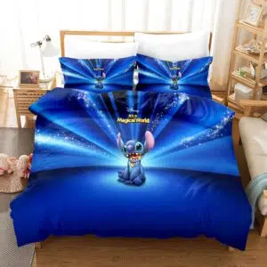 Parure de lit Disney Stitch dans un monde magique. Bonne qualité, confortable et à la mode sur un lit dans une maison