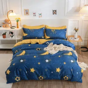 Parure de lit nuit bleutée. Bonne qualité, confortable et à la mode sur un lit dans une maison