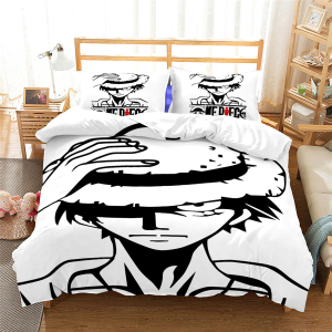 Parure de lit avec deux oreillers avec le même design. On peut y appercevoir Luffy tenant son chapeau. La parure est en noir et blanc.