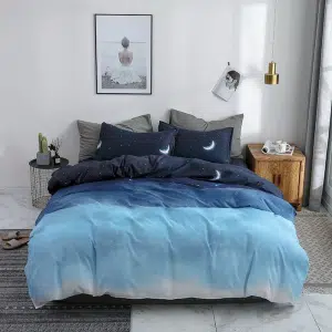 Parure de lit en bleu dégradé. Bonne qualité, confortable et à la mode sur un lit dans une maison