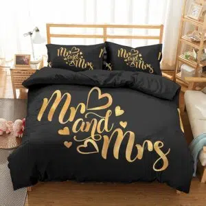 Parure de lit noir et or Mr&Mrs. Bonne qualité, confortable et à la mode sur un lit dans une maison