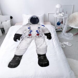 Parure de lit enfant avec motif de combinaison d'astronaute. Bonne qualité, confortable et à la mode sur un lit dans une maison