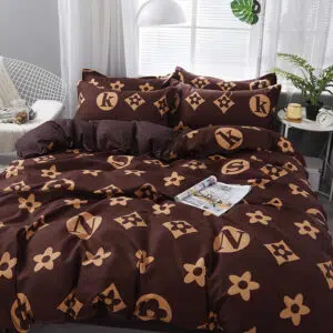Parure de lit marron chic avec fleurs. Bonne qualité, confortable et à la mode sur un lit dans une maison