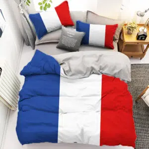 Parure de lit drapeau français. Bonne qualité, confortable et à la mode sur un lit dans une maison