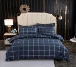 Parure de lit chique bleu marine à carreaux. Bonne qualité, confortable et à la mode sur un lit dans une maison