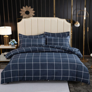 Parure de lit chique bleu marine à carreaux. Bonne qualité, confortable et à la mode sur un lit dans une maison