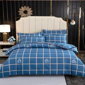 Parure de lit bleue à carreaux chique en tissu. Bonne qualité, confortable et à la mode sur un lit dans une maison