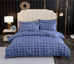 Parure de lit bleue à carreaux motif king. Bonne qualité, confortable et à la mode sur un lit dans une maison