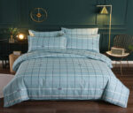 Parure de lit turquoise à carreaux chique en tissu. Bonne qualité, confortable et à la mode sur un lit dans une maison