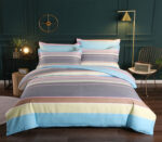 Parure de lit rayée aux couleurs pastel. Bonne qualité, confortable et à la mode sur un lit dans une maison