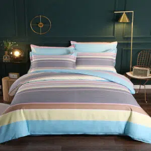 Parure de lit rayée aux couleurs pastel. Bonne qualité, confortable et à la mode sur un lit dans une maison