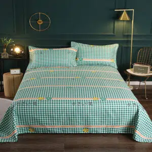 Parure de lit verte à carreaux chique en tissu. Bonne qualité, confortable et à la mode sur un lit dans une maison