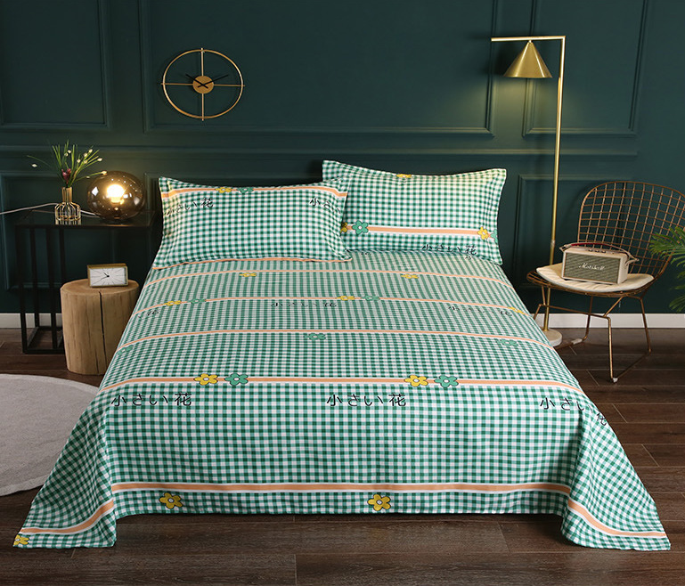 Parure de lit verte à carreaux chique en tissu. Bonne qualité, confortable et à la mode sur un lit dans une maison