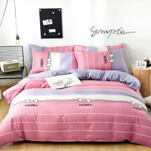 Parure de lit rose stylée motif happy en tissu. Bonne qualité, confortable et à la mode sur un lit dans une maison