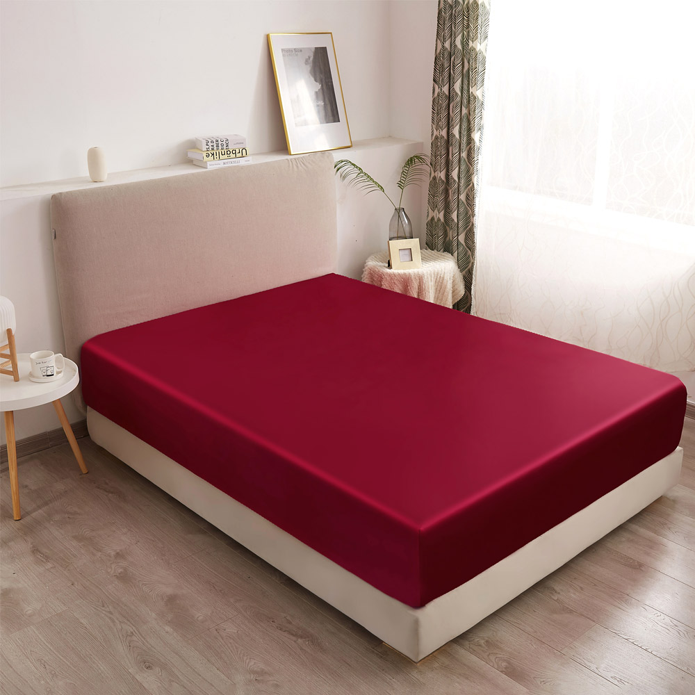 Drap-housse en Satin rouge à poche profonde pour lit. Bonne qualité, confortable et à la mode sur un lit dans une maison