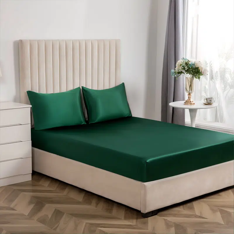 Drap-housse en Satin vert à poche profonde pour lit. Bonne qualité, confortable et à la mode sur un lit dans une maison