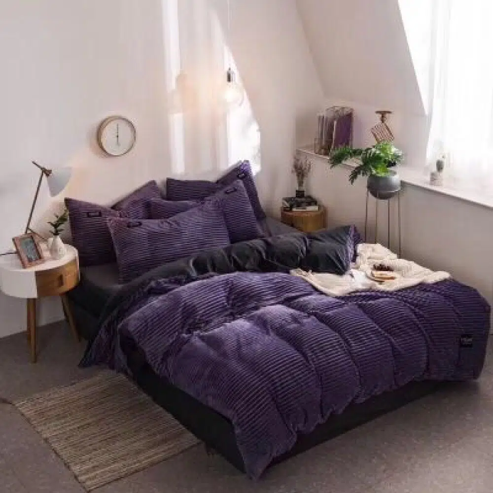 Parure de lit unie violette en flanelle. Bonne qualité, confortable et à la mode sur un lit dans une maison