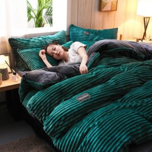 Parure de lit unie verte en flanelle. Bonne qualité, confortable et à la mode sur un lit dans une maison