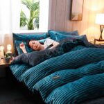 Parure de lit unie bleue en flanelle. Bonne qualité, confortable et à la mode sur un lit dans une maison