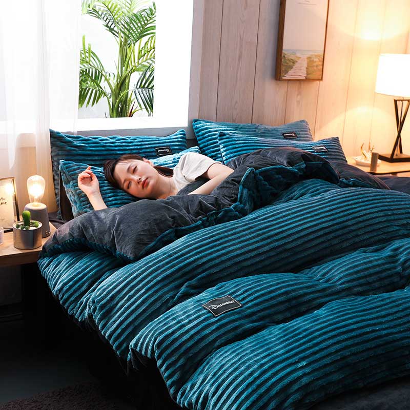 Parure de lit unie bleue en flanelle. Bonne qualité, confortable et à la mode sur un lit dans une maison