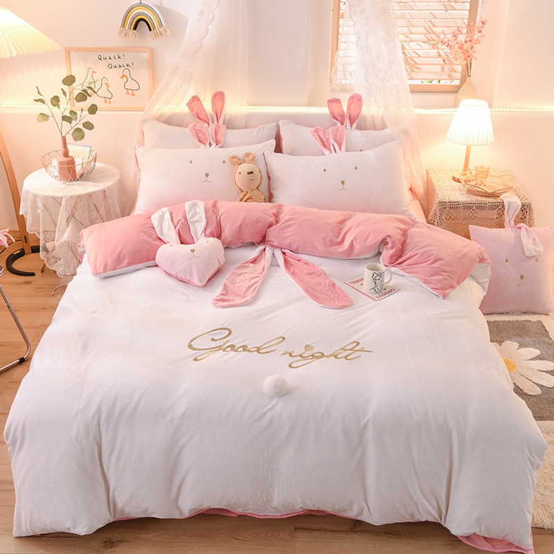 Parure de lit blanche belles oreilles de lapin roses. Bonne qualité, confortable et à la mode sur un lit dans une maison