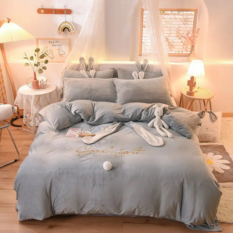 Parure de lit grise oreilles de lapin gris. Bonne qualité, confortable et à la mode sur un lit dans une maison