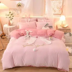 Parure de lit rose oreilles de lapin blanc. Bonne qualité, confortable et à la mode sur un lit dans une maison