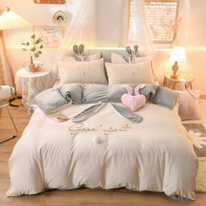 Parure de lit blanche belles oreilles de lapin gris. Bonne qualité, confortable et à la mode sur un lit dans une maison