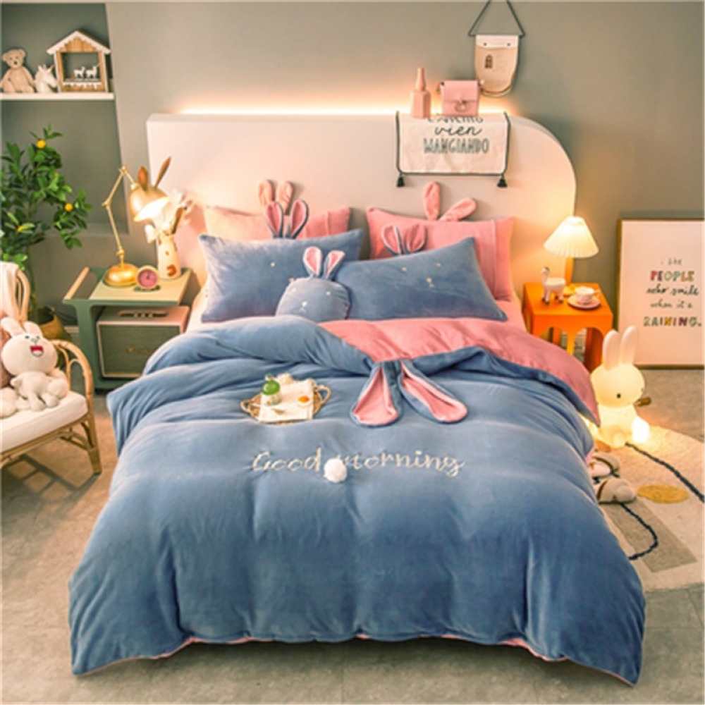 46381-861dac.png Parure de lit bleue cristal velours. Bonne qualité, confortable et à la mode sur un lit dans une maison