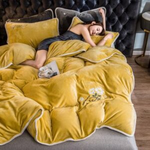 Parure de lit jaune contour blanc. Bonne qualité, confortable et à la mode sur un lit dans une maison