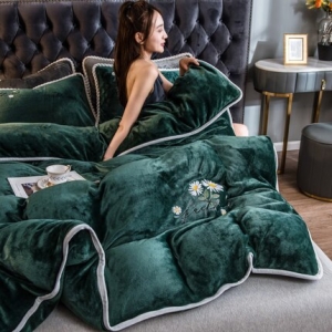 Parure de lit vert foncé contour blanc. Bonne qualité, confortable et à la mode sur un lit dans une maison