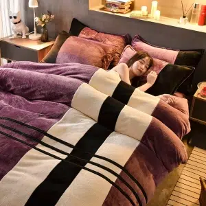 Parure de lit violette molletonnée à rayure latérale. Bonne qualité, confortable et à la mode sur un lit dans une maison