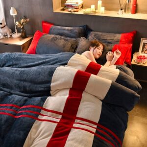 Parure de lit grise à rayures blanc et rouge. Bonne qualité, confortable et à la mode sur un lit dans une maison