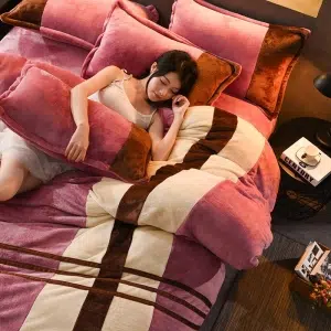 Parure de lit rose molletonnée à rayure latérale. Bonne qualité, confortable et à la mode sur un lit dans une maison