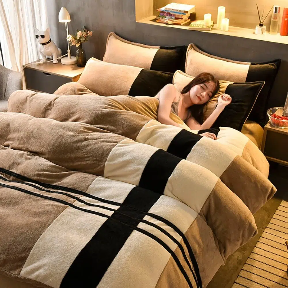 Parure de lit beige à rayures blanc et noire. Bonne qualité, confortable et à la mode sur un lit dans une maison