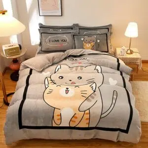 Parure de lit grise avec imprimé couple de chats. Bonne qualité, confortable et à la mode sur un lit dans une maison