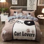 Parure de lit cat lover grise. Bonne qualité, confortable et à la mode sur un lit dans une maison