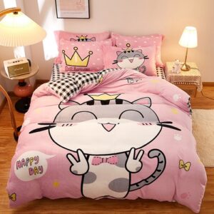 Parure de lit cat lover grise. Bonne qualité, confortable et à la mode sur un lit dans une maison