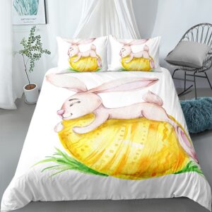 Parure de lit blanche motif lapin câlinant un œuf de pâque. Bonne qualité, confortable et à la mode sur un lit dans une maison