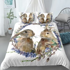 Parure de lit blanche motif couple de lapins. Bonne qualité, confortable et à la mode sur un lit dans une maison avec une chaise
