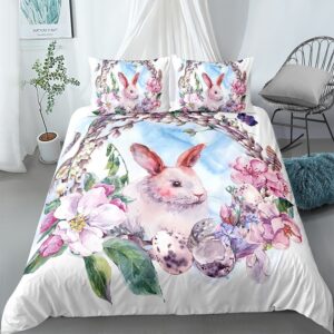 Parure de lit blanche motif lapin entouré de fleurs. Bonne qualité, confortable et à la mode sur un lit dans une maison